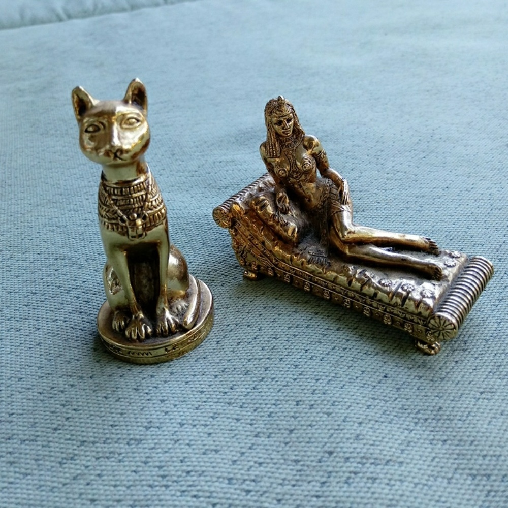Luxor las vegas Egyptian cat/queen gold trinkets.